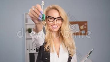 微笑的年轻女子房地产经纪人交出了新房地产的钥匙
